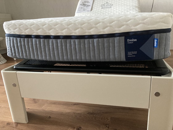 Image 1 of Auping Auronde 1-Personen-Bett und originelle Rückwand mit runden Schiebetürschränken, entworfen von Frans De La Haye.