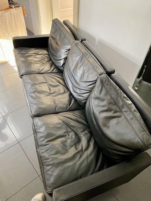 Reproduktion Pk31-3 Schwarzes Ledersofa