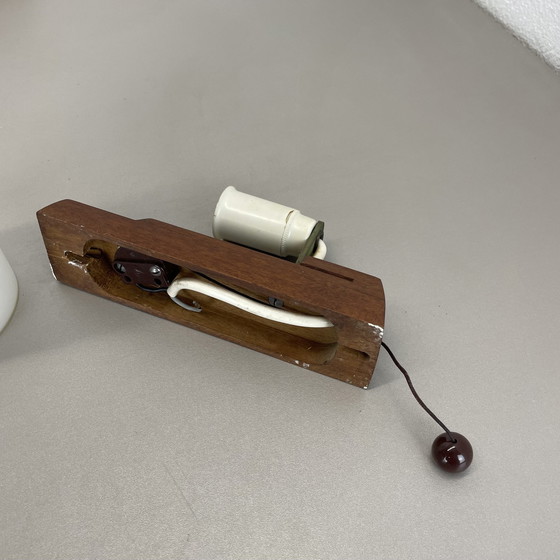 Image 1 of 3er Set minimalistischer Wandleuchten aus satiniertem weißem Glas und Teakholz, Dänemark, 1960er