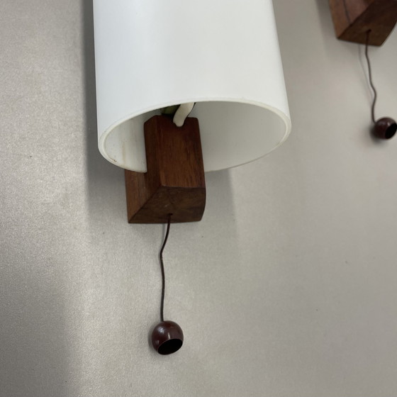 Image 1 of 3er Set minimalistischer Wandleuchten aus satiniertem weißem Glas und Teakholz, Dänemark, 1960er
