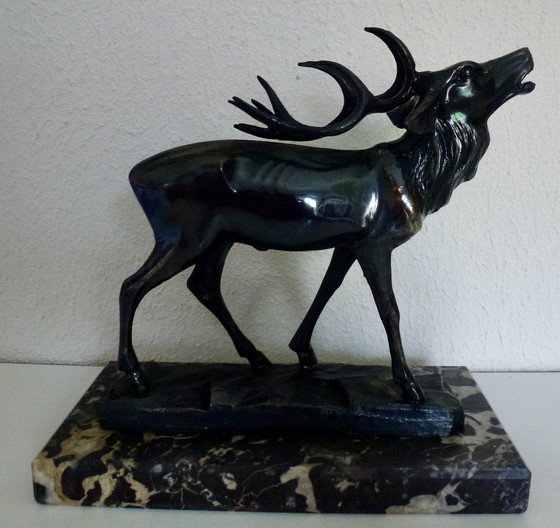 Image 1 of Art Deco Statue Brennender Hirsch auf Marmorsockel.