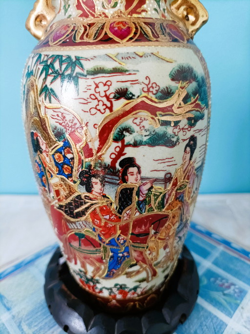 Kleine Chinesische Vase Signiert auf Sockel