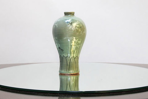 Keramische Vase mit Kranich-Signatur