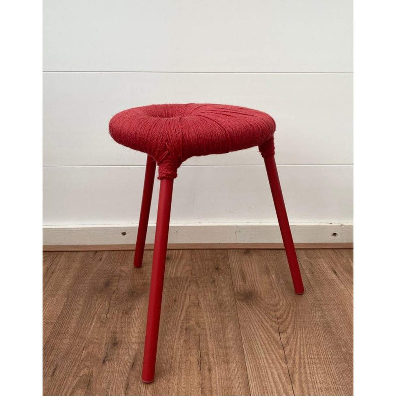 Alter roter Metall- und Wollhocker Modell Eskilstuna von Ikea
