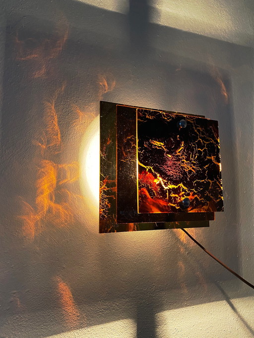 Drei-Schicht-Acryl-Wandleuchte von Herda in 1970S, Mid-Century Atomic Age Design mit warmen Bernsteinton-Muster