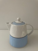 Modernes Design Teekanne Baby Blau, Weiß mit schwarzem Rand