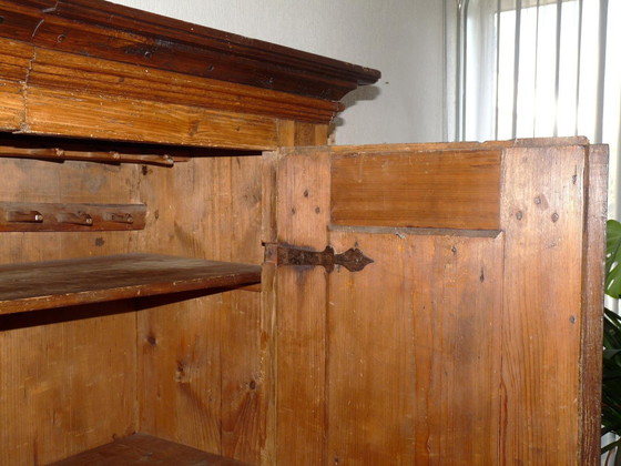 Image 1 of Nussbaum-Riggschrank mit Eichenholzeinlage, vertikal teilbar.