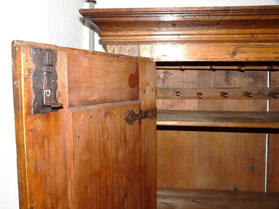 Image 1 of Nussbaum-Riggschrank mit Eichenholzeinlage, vertikal teilbar.