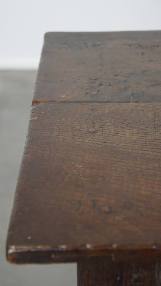 Image 1 of Beistelltisch/Dielentisch mit Schnitzereien