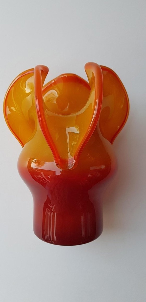 Orangefarbene blumenförmige Vase Modell Koziolek von Czeslaw Zuber für Huta Barbara – Vasen, Glass (photo 8 of 9)