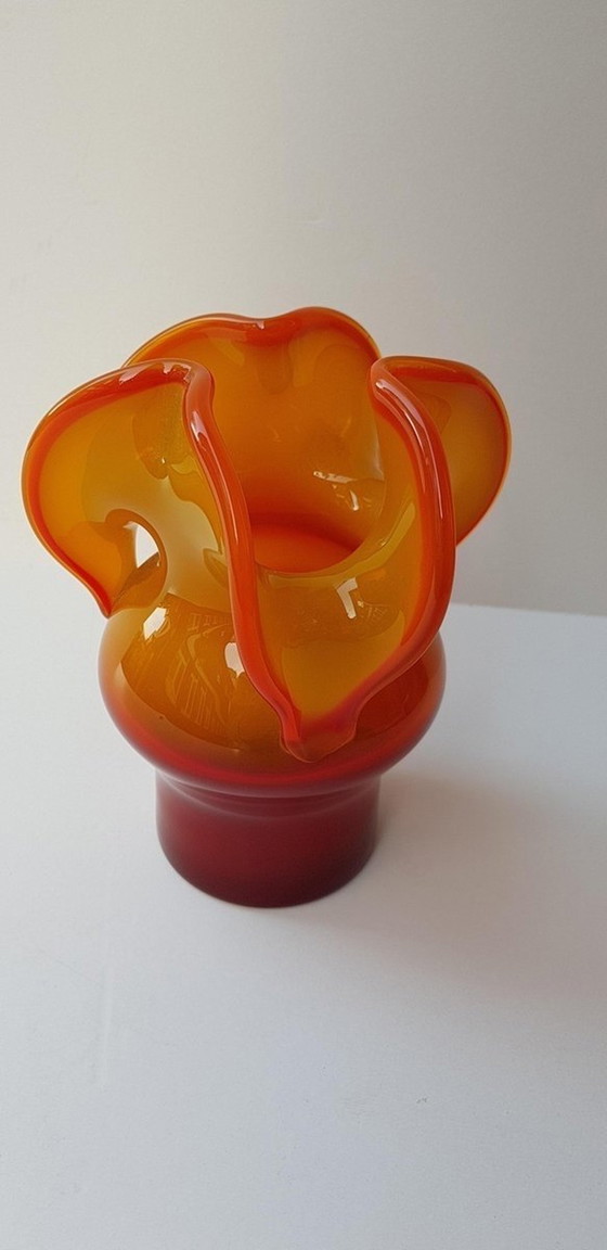 Orangefarbene blumenförmige Vase Modell Koziolek von Czeslaw Zuber für Huta Barbara – Vasen, Glass