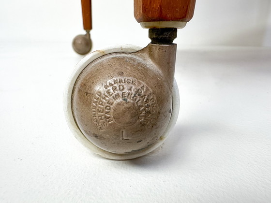 Image 1 of Mid-Century Teakholz Nähtisch oder Barwagen mit ausziehbarem Korb