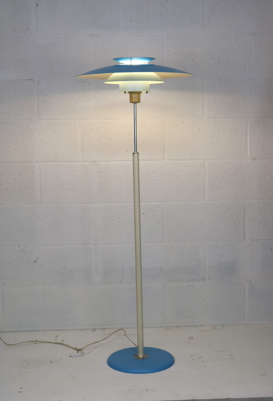 Image 1 of Modernes dänisches Design Stehlampe in blau und weißen Schirmen - Dänemark 80'S