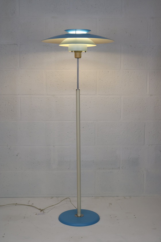 Image 1 of Modernes dänisches Design Stehlampe in blau und weißen Schirmen - Dänemark 80'S