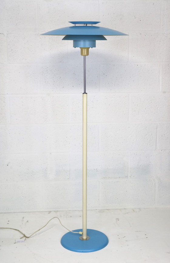 Image 1 of Modernes dänisches Design Stehlampe in blau und weißen Schirmen - Dänemark 80'S