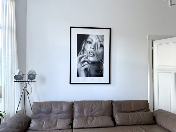 Image 1 of XL Holzgerahmtes Foto von Kate Moss