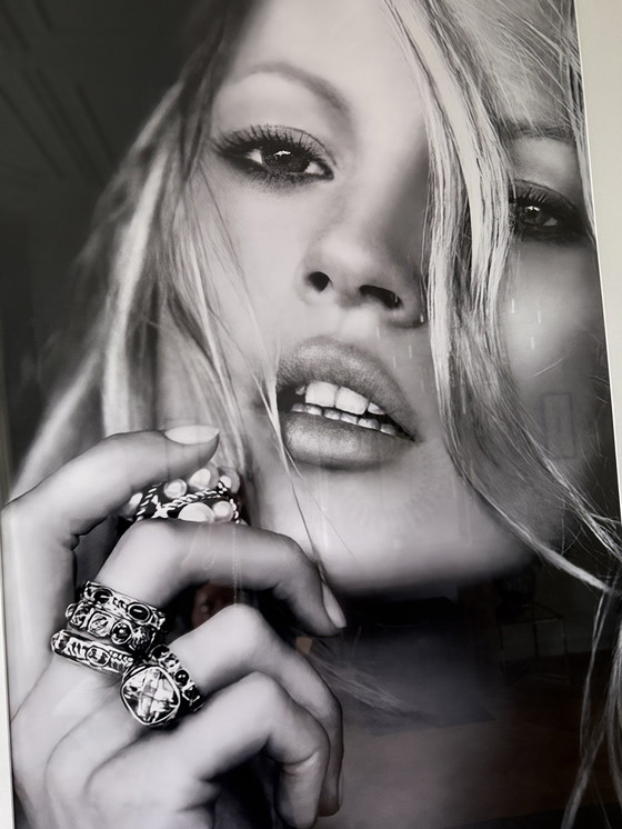 Image 1 of XL Holzgerahmtes Foto von Kate Moss