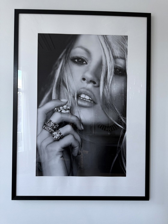 Image 1 of XL Holzgerahmtes Foto von Kate Moss