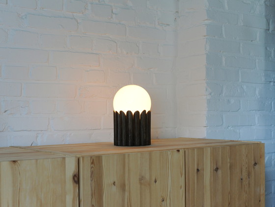 Image 1 of Stilistische Tischlampe aus Holz mit weißer Milchglaskugel