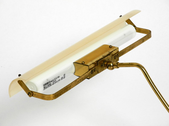 Image 1 of Mid Century Modern Schreibtischlampe aus Messing mit Plexiglasschirm und Glühbirne