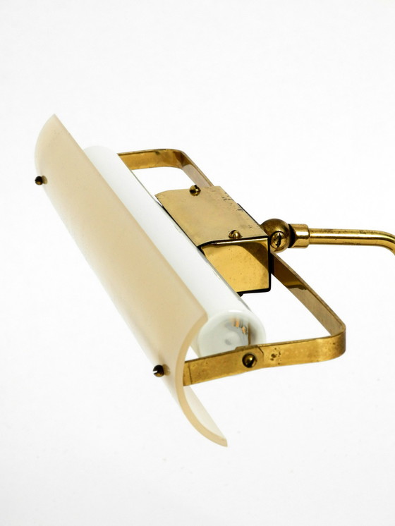 Image 1 of Mid Century Modern Schreibtischlampe aus Messing mit Plexiglasschirm und Glühbirne