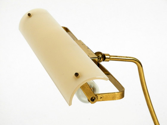 Image 1 of Mid Century Modern Schreibtischlampe aus Messing mit Plexiglasschirm und Glühbirne