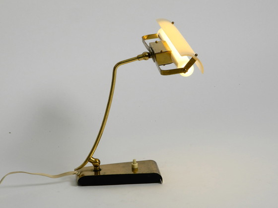 Image 1 of Mid Century Modern Schreibtischlampe aus Messing mit Plexiglasschirm und Glühbirne