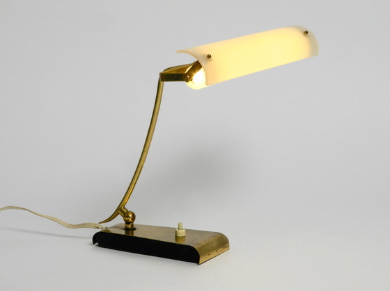 Image 1 of Mid Century Modern Schreibtischlampe aus Messing mit Plexiglasschirm und Glühbirne