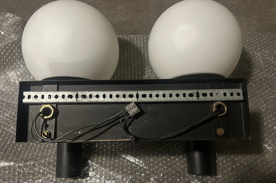 Image 1 of Doppelte Wandleuchte Aus Opalin Und Schwarz Lackiertem Metall Von Raak - Niederlande 1960