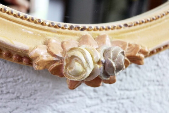 Image 1 of Runder Spiegel mit floralem Dekor