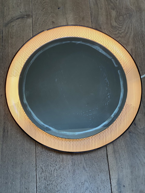 Image 1 of Weißer perforierter Metallspiegel mit Hintergrundbeleuchtung