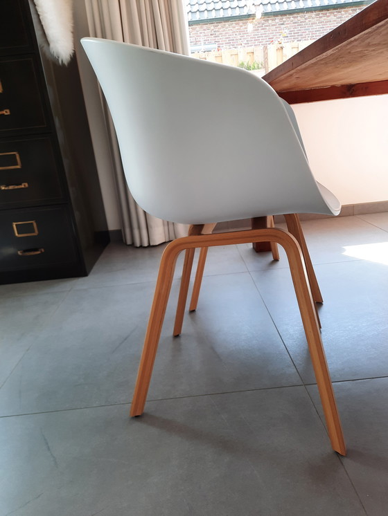 Image 1 of 4 weiße Hay-Stühle