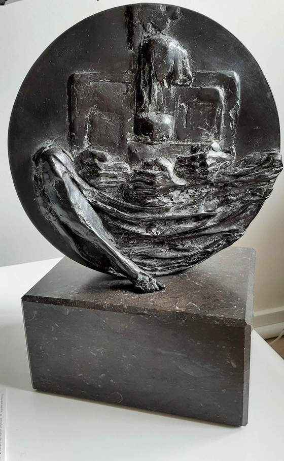 Image 1 of Bronzeskulptur "Familie auf dicker Scheibe". (Im Preis reduziert)