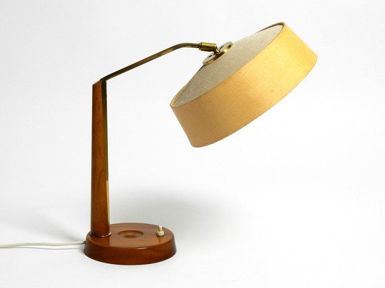 Image 1 of Schöne, große Mid Century Tischlampe von Temde mit einem Lampenschirm aus Stoff und einem Sockel aus Nussbaumholz