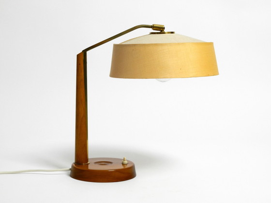 Image 1 of Schöne, große Mid Century Tischlampe von Temde mit einem Lampenschirm aus Stoff und einem Sockel aus Nussbaumholz