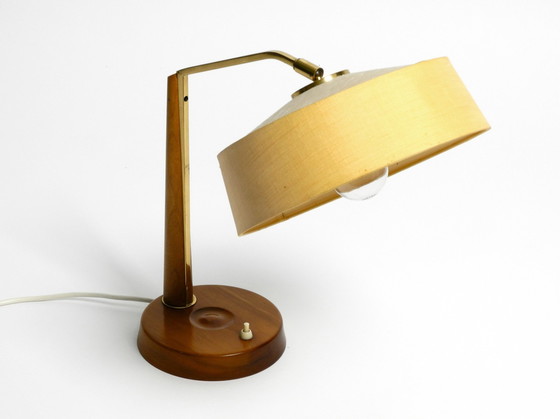 Image 1 of Schöne, große Mid Century Tischlampe von Temde mit einem Lampenschirm aus Stoff und einem Sockel aus Nussbaumholz