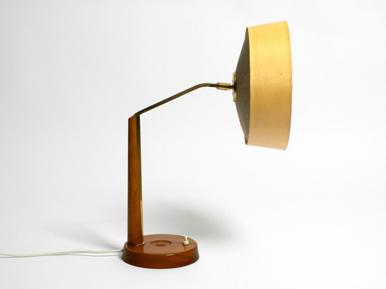 Image 1 of Schöne, große Mid Century Tischlampe von Temde mit einem Lampenschirm aus Stoff und einem Sockel aus Nussbaumholz