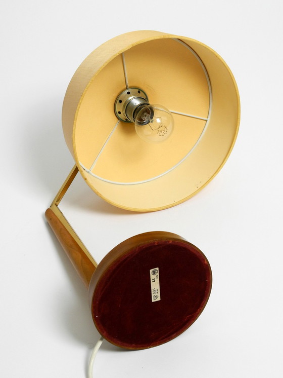 Image 1 of Schöne, große Mid Century Tischlampe von Temde mit einem Lampenschirm aus Stoff und einem Sockel aus Nussbaumholz