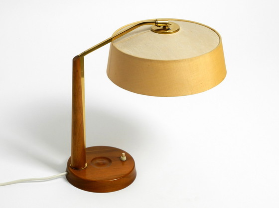 Image 1 of Schöne, große Mid Century Tischlampe von Temde mit einem Lampenschirm aus Stoff und einem Sockel aus Nussbaumholz