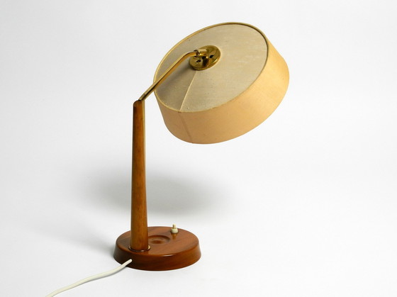 Image 1 of Schöne, große Mid Century Tischlampe von Temde mit einem Lampenschirm aus Stoff und einem Sockel aus Nussbaumholz