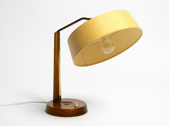 Image 1 of Schöne, große Mid Century Tischlampe von Temde mit einem Lampenschirm aus Stoff und einem Sockel aus Nussbaumholz