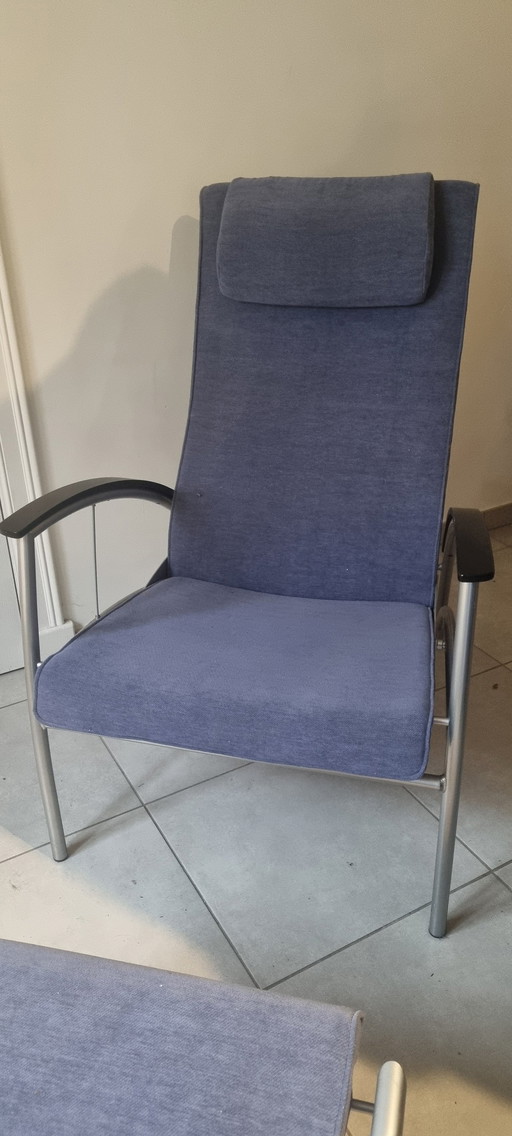 2x Kebe Lounge Chairs Plus Fußhocker