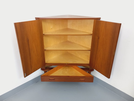Image 1 of 60er Jahre Teakholz Eckschrank im skandinavischen Vintage-Stil