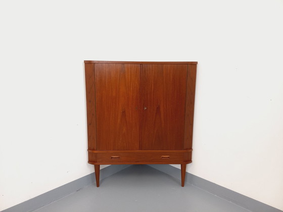 Image 1 of 60er Jahre Teakholz Eckschrank im skandinavischen Vintage-Stil