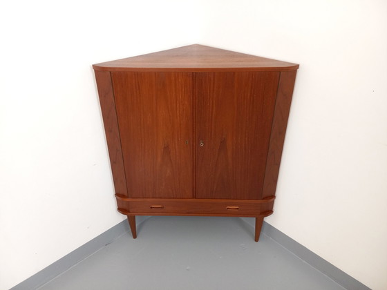 Image 1 of 60er Jahre Teakholz Eckschrank im skandinavischen Vintage-Stil