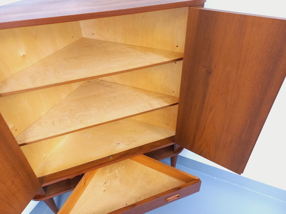 Image 1 of 60er Jahre Teakholz Eckschrank im skandinavischen Vintage-Stil
