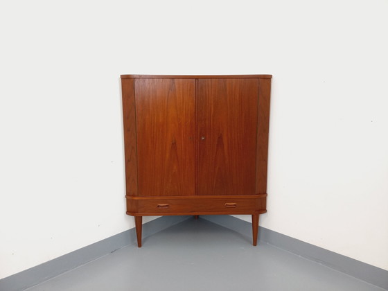 Image 1 of 60er Jahre Teakholz Eckschrank im skandinavischen Vintage-Stil