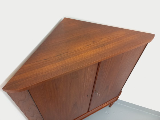 Image 1 of 60er Jahre Teakholz Eckschrank im skandinavischen Vintage-Stil