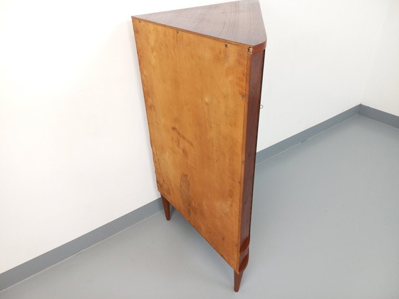 Image 1 of 60er Jahre Teakholz Eckschrank im skandinavischen Vintage-Stil