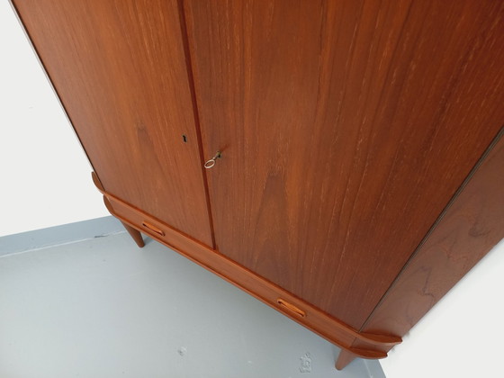 Image 1 of 60er Jahre Teakholz Eckschrank im skandinavischen Vintage-Stil